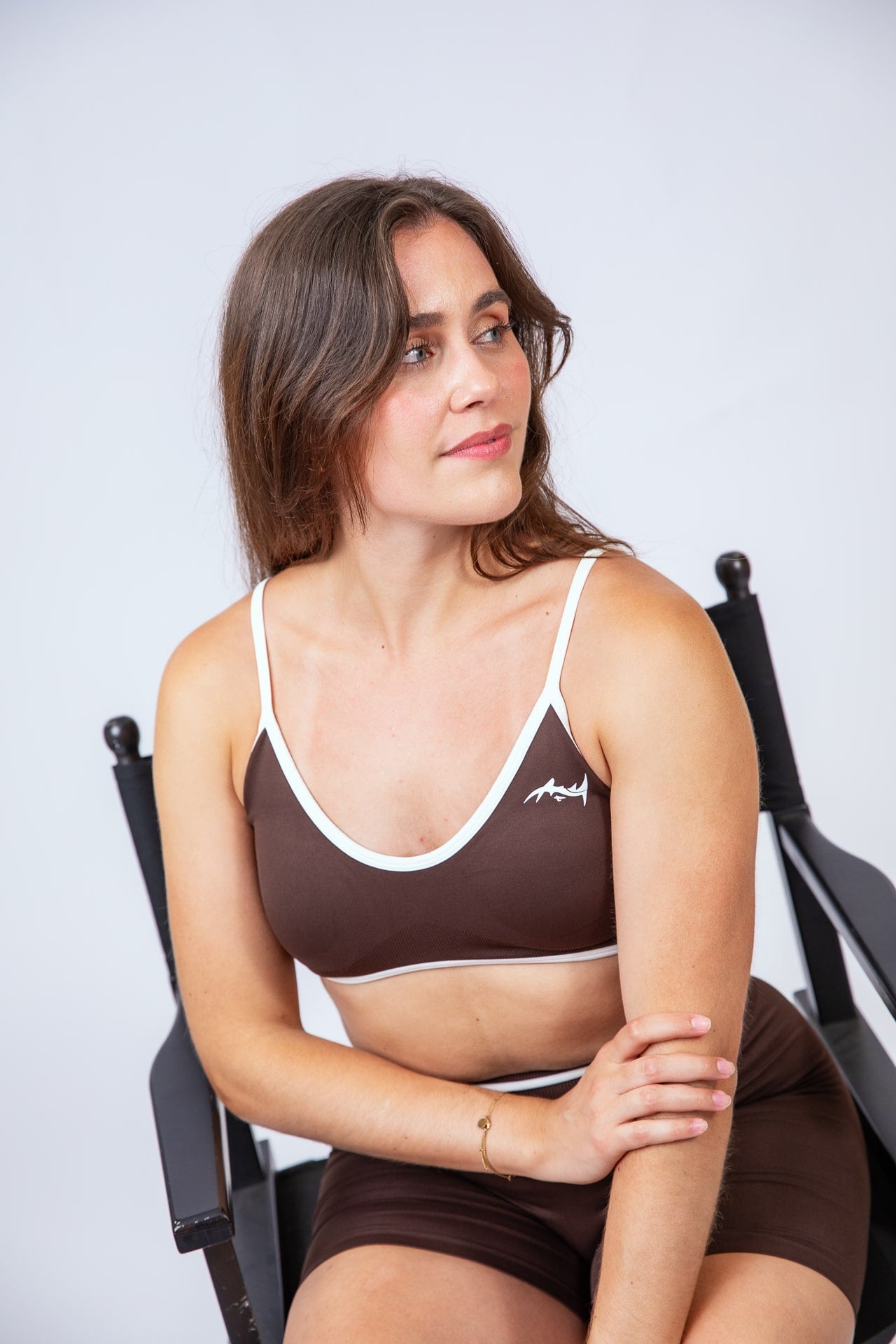 Major Mindset Heritage Set braun, Sport-BH und Shorts, frontal Close-up, sitzendes Model