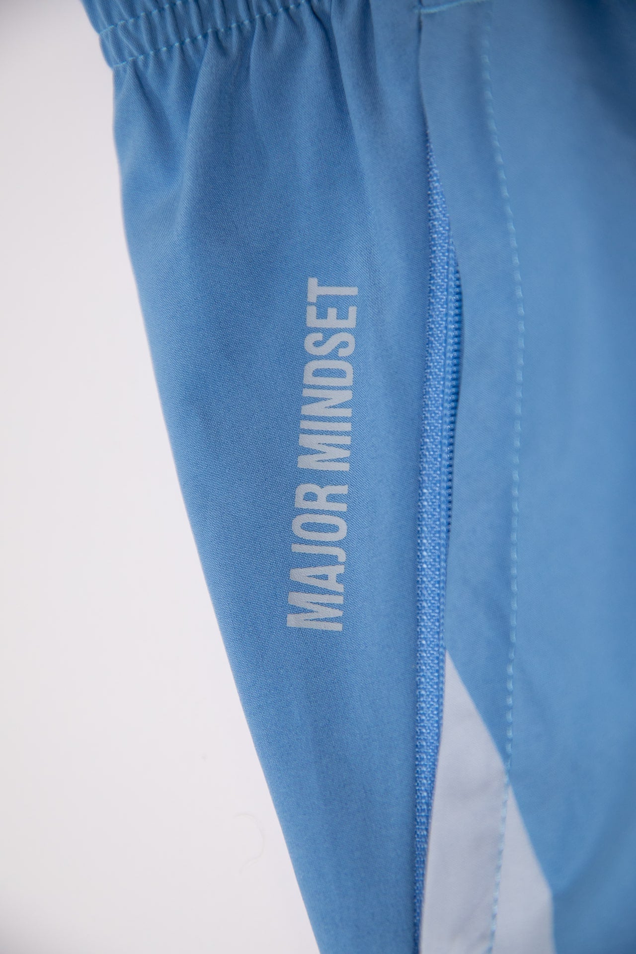 Shorts für Männer in Hellblau mit Reißverschluss-Taschen