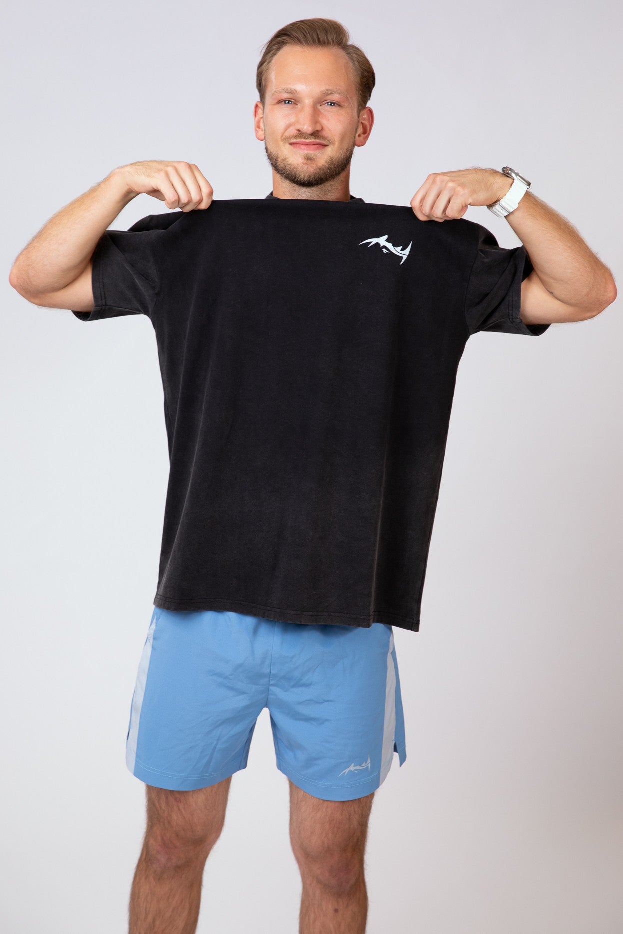 Oversized T-Shirt im Washed Look von vorne. Model zieht T-Shirt leicht hoch.