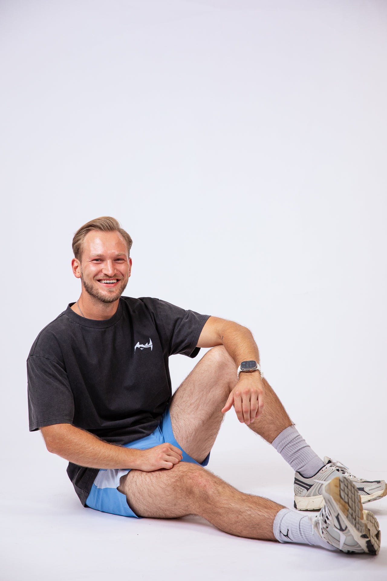 Oversized T-Shirt im Washed Look von vorne mit sitzendem Model