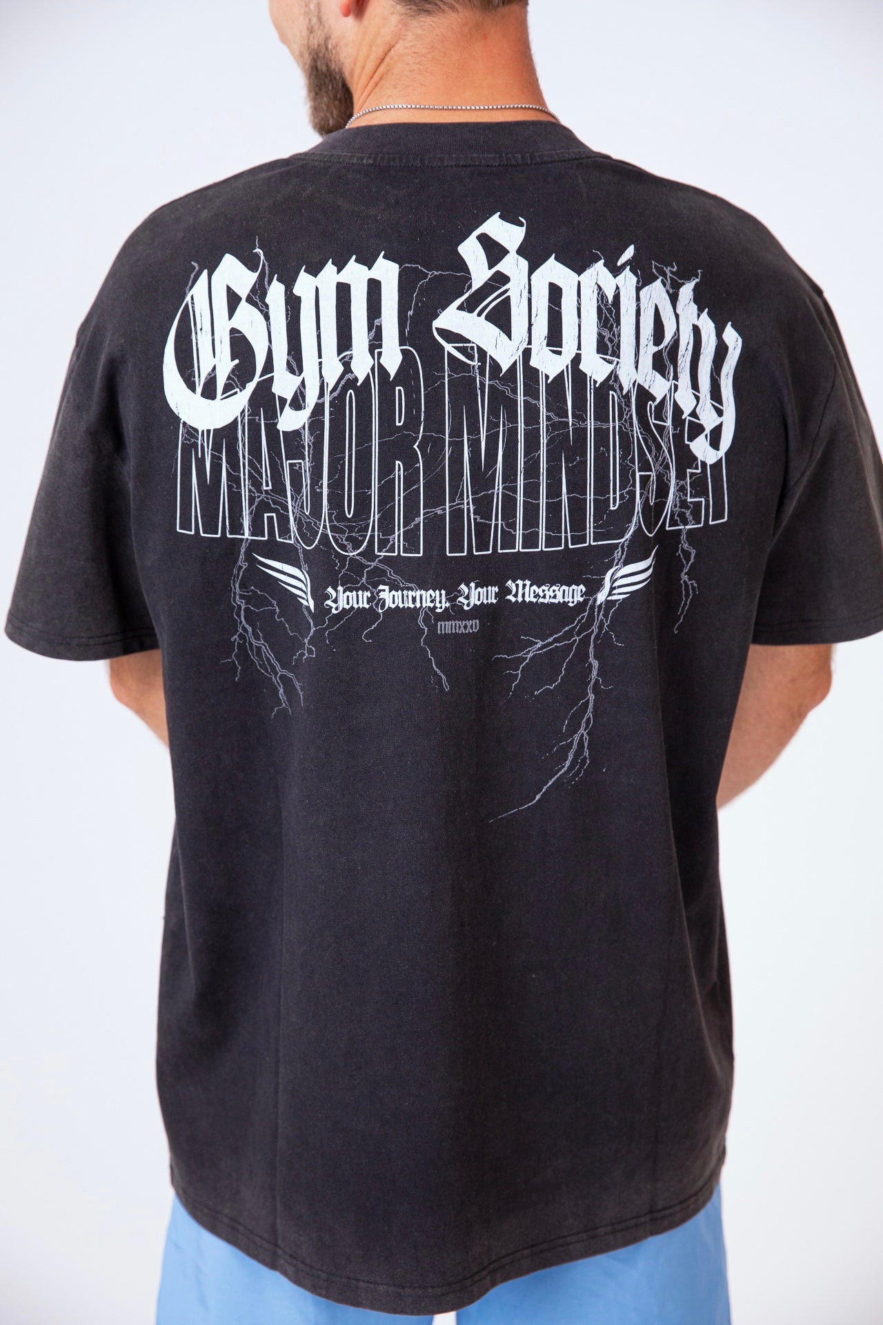 Oversized T-Shirt im Washed Look von hinten mit Gothic Backprint