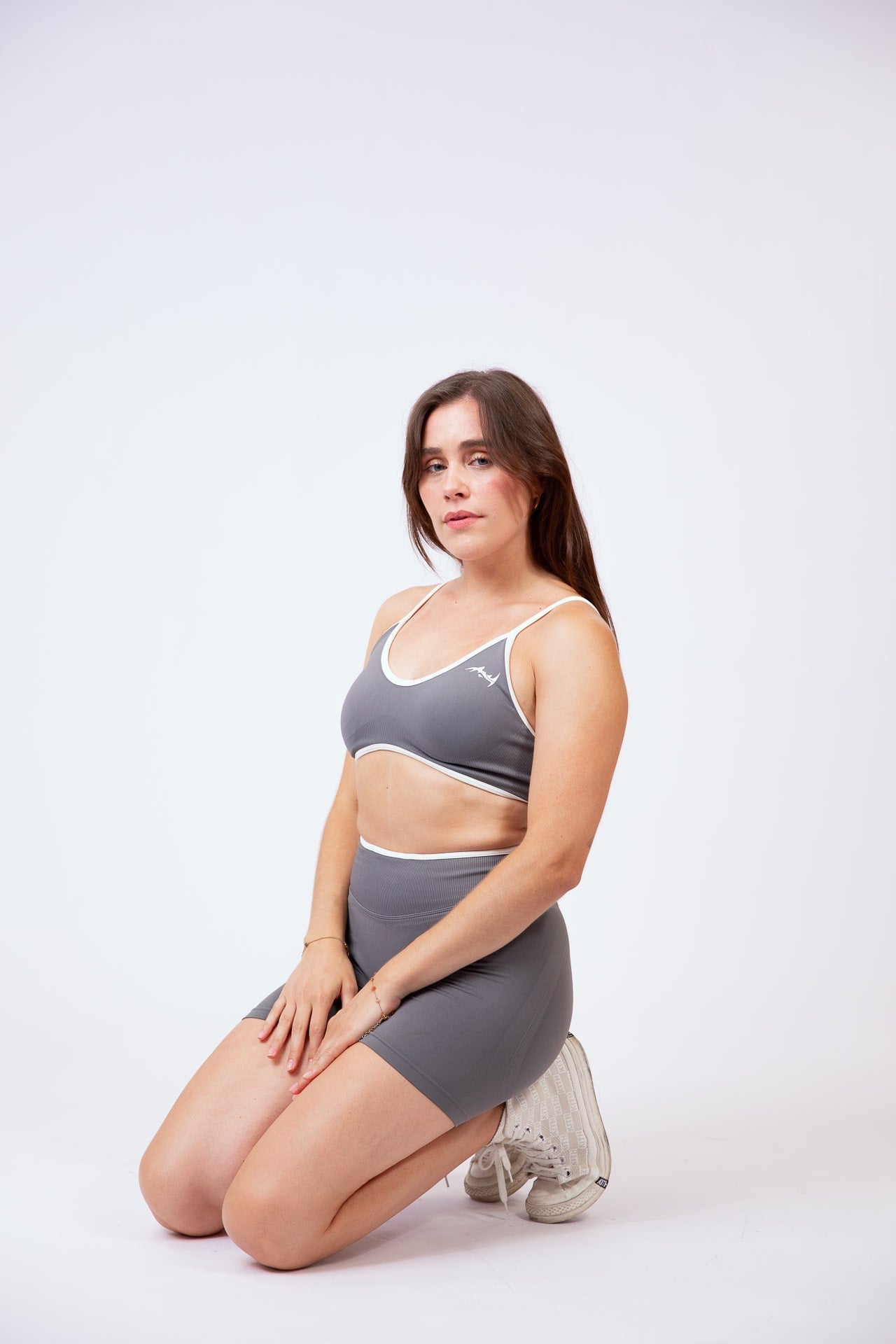 Major Mindset Heritage Set grau, Sport-BH und Shorts, seitlich, sitzendes Model