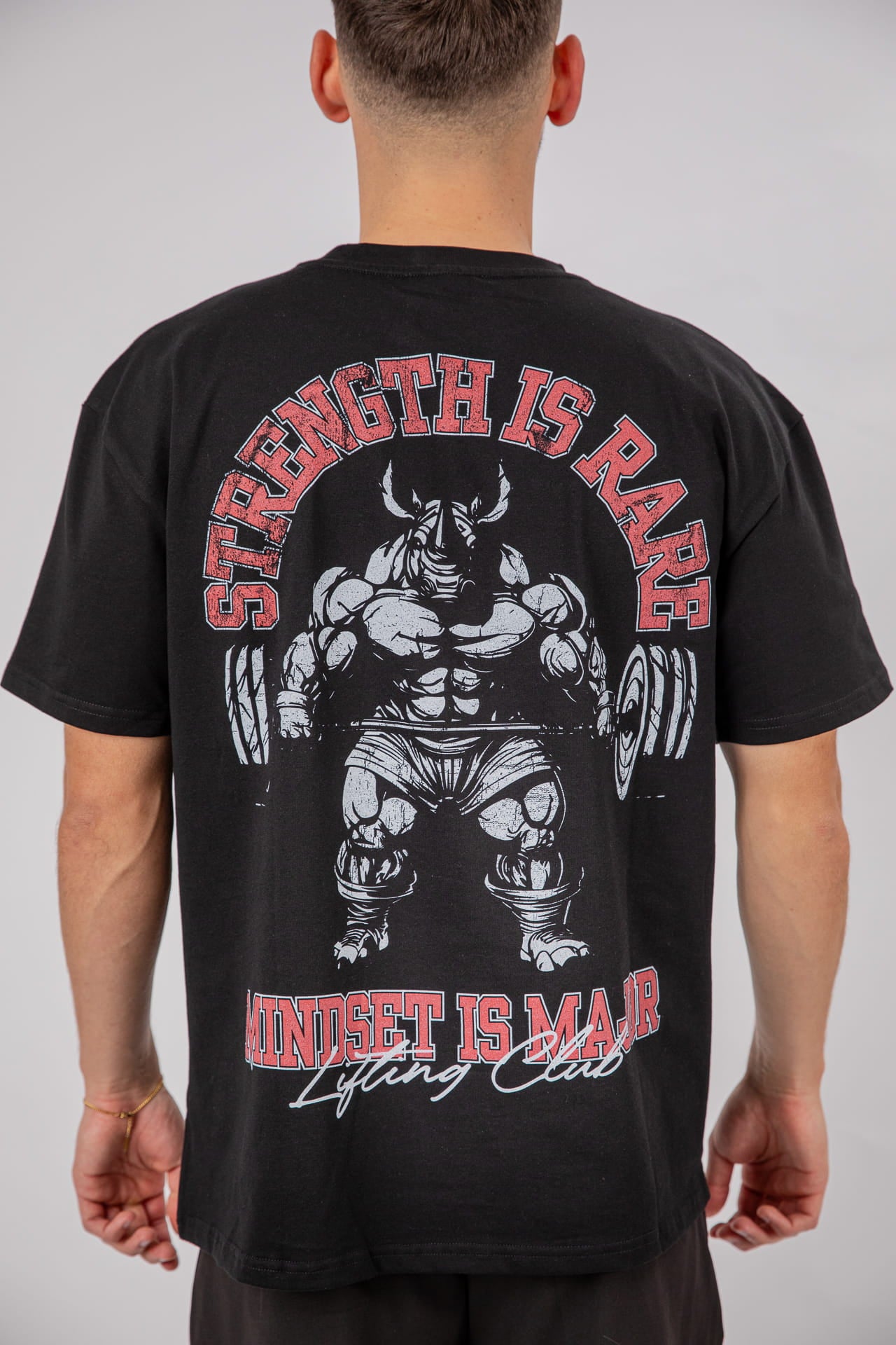 Oversized T-Shirt "One of 200" von hinten; Backprint "Strength is Rare"