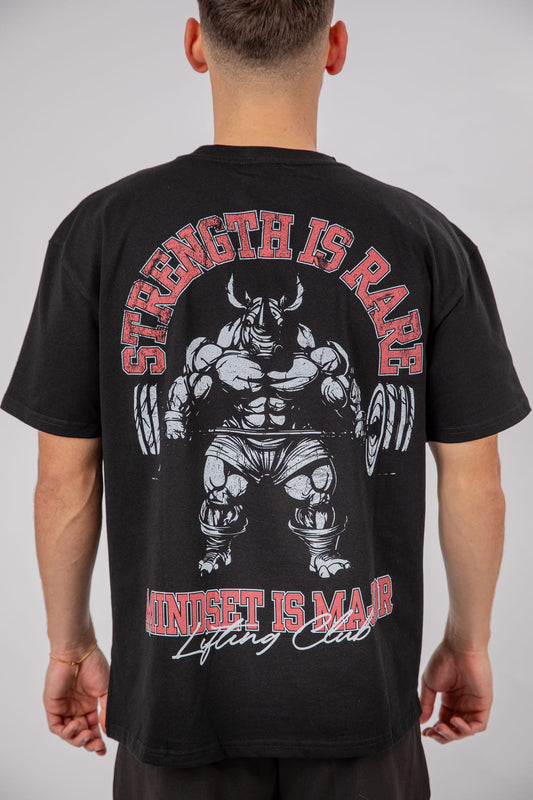 Oversized T-Shirt "One of 200" von hinten; Backprint "Strength is Rare"