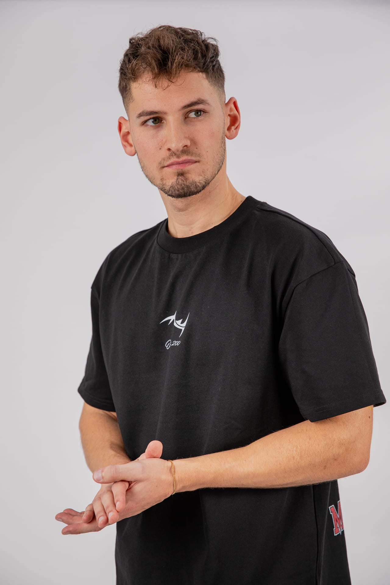 Oversized T-Shirt "One of 200" seitlich von vorne