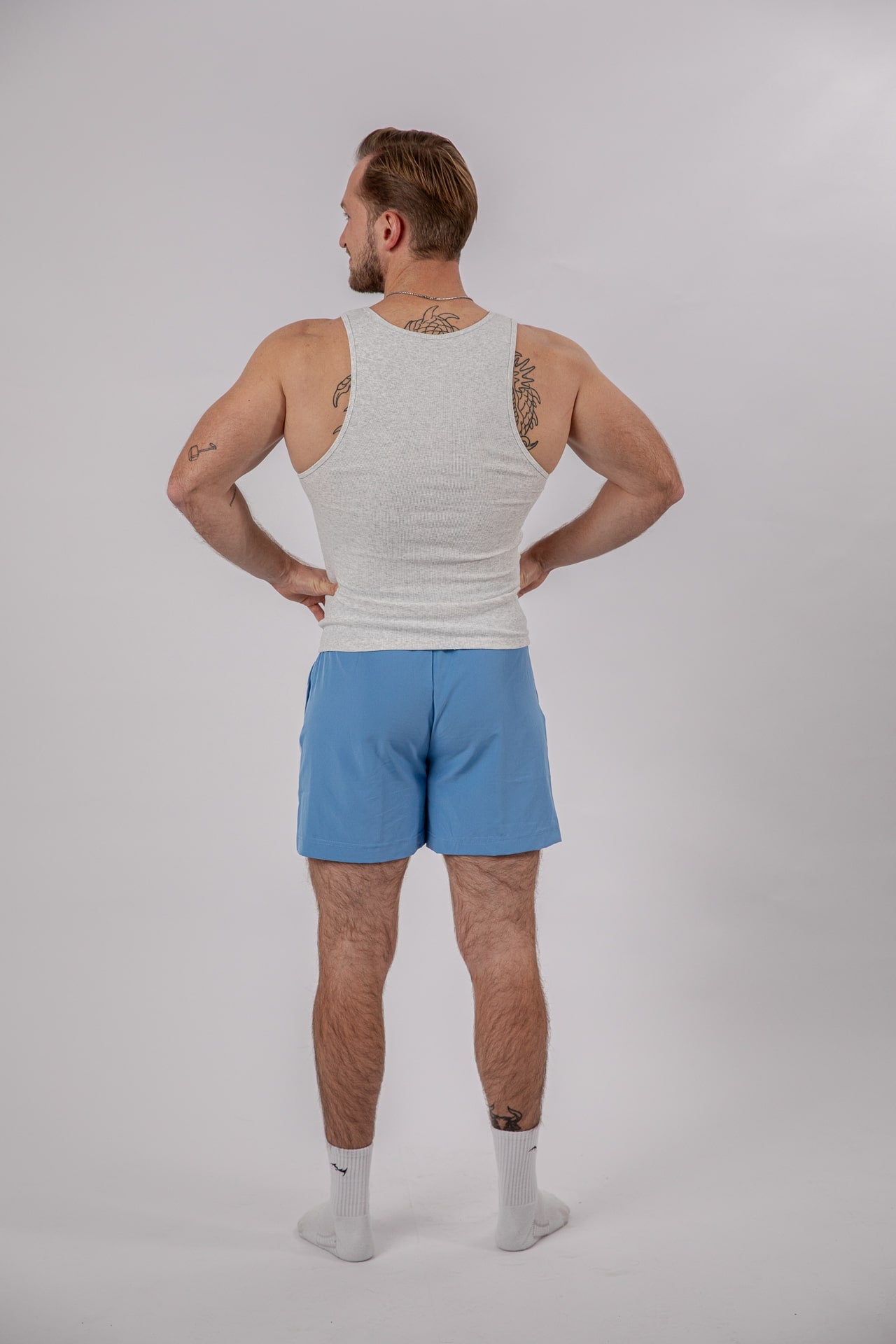Geripptes Tank Top ärmellos in weiß/grau von hinten