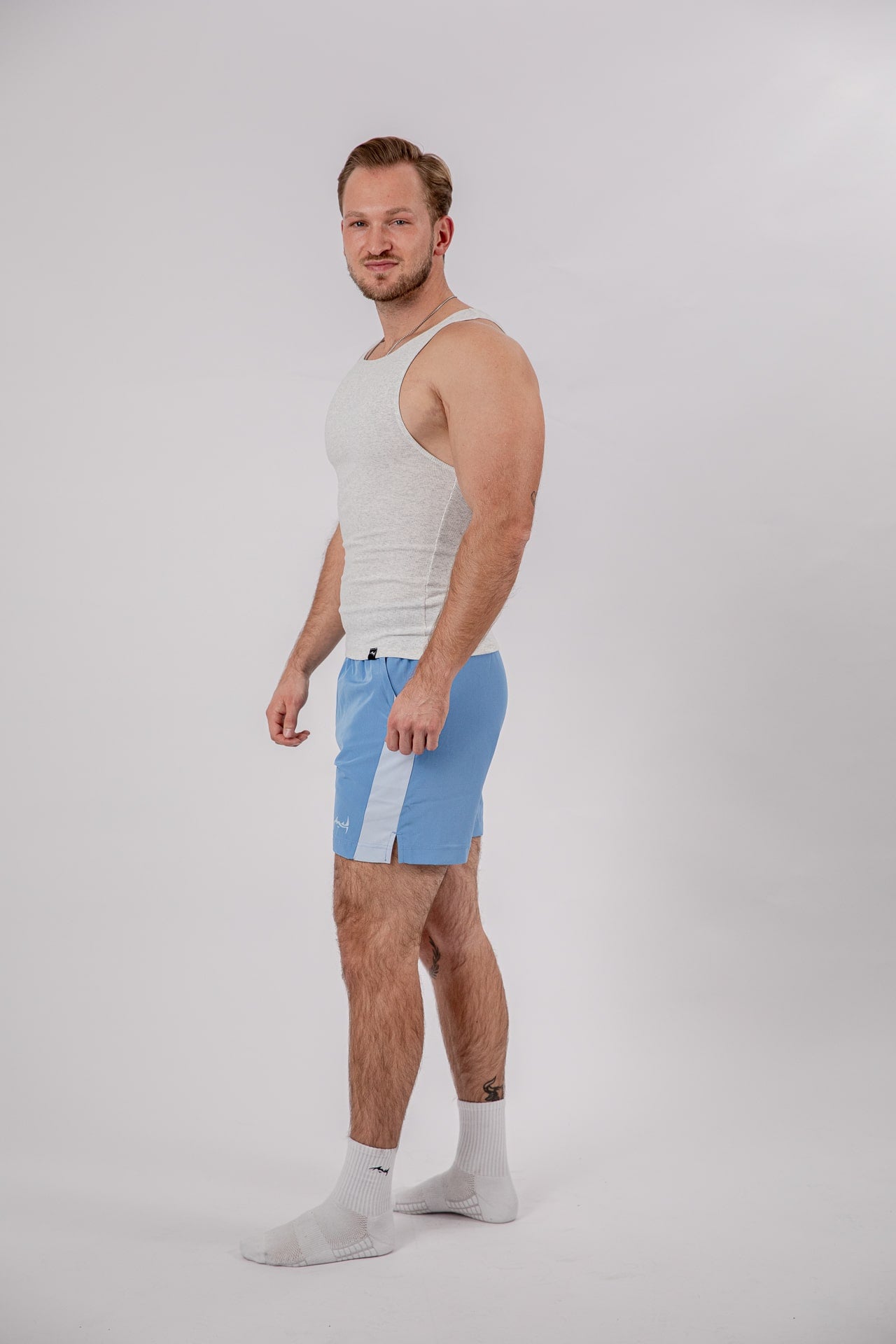 Geripptes Tank Top in weiß/grau ärmellos von der Seite
