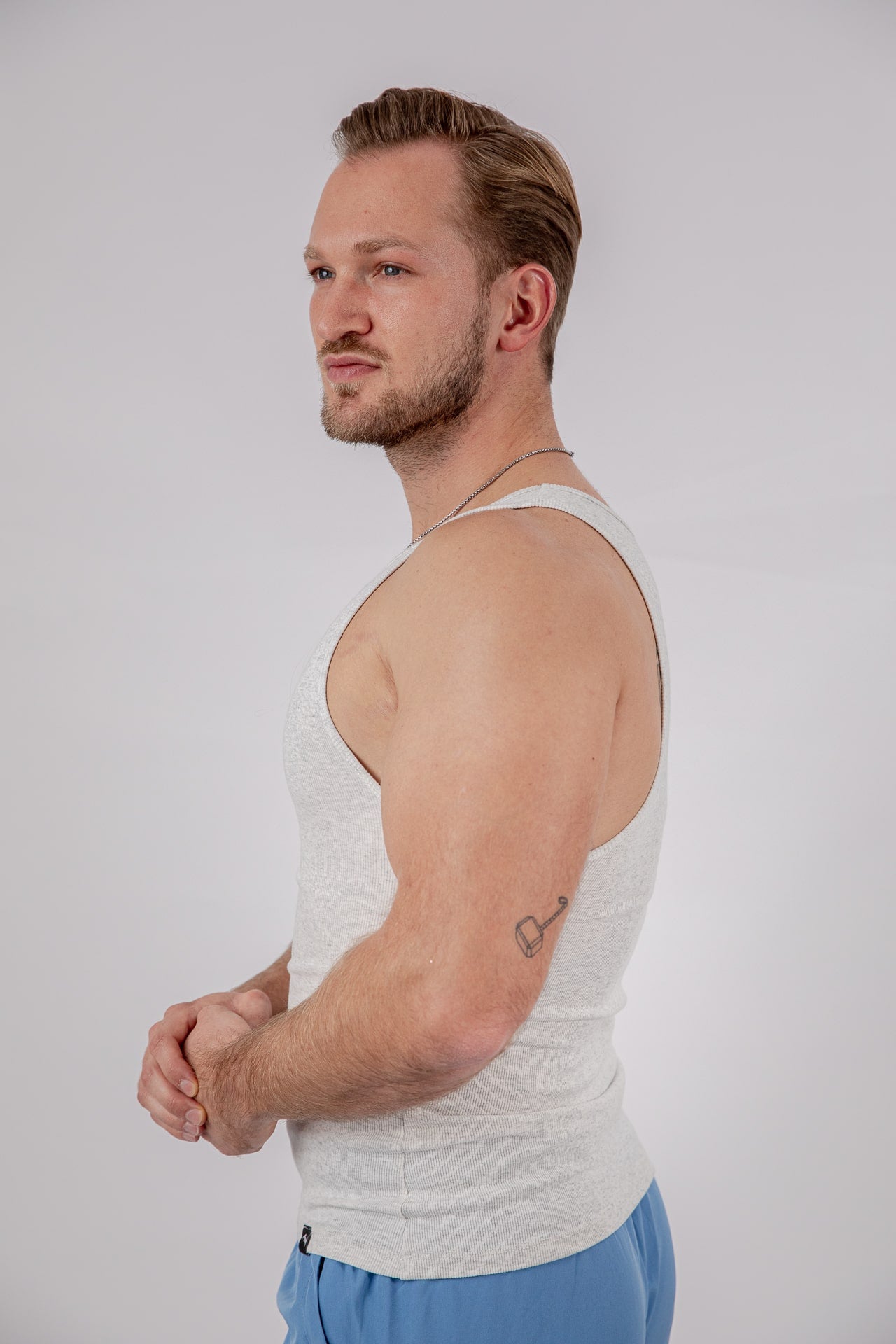 Geripptes Tank Top in weiß/grau ärmellos aus der Nähe