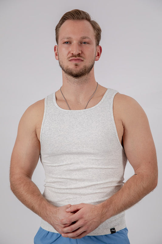 Geripptes Tank Top in weiß/grau ärmellos frontal aus der Nähe