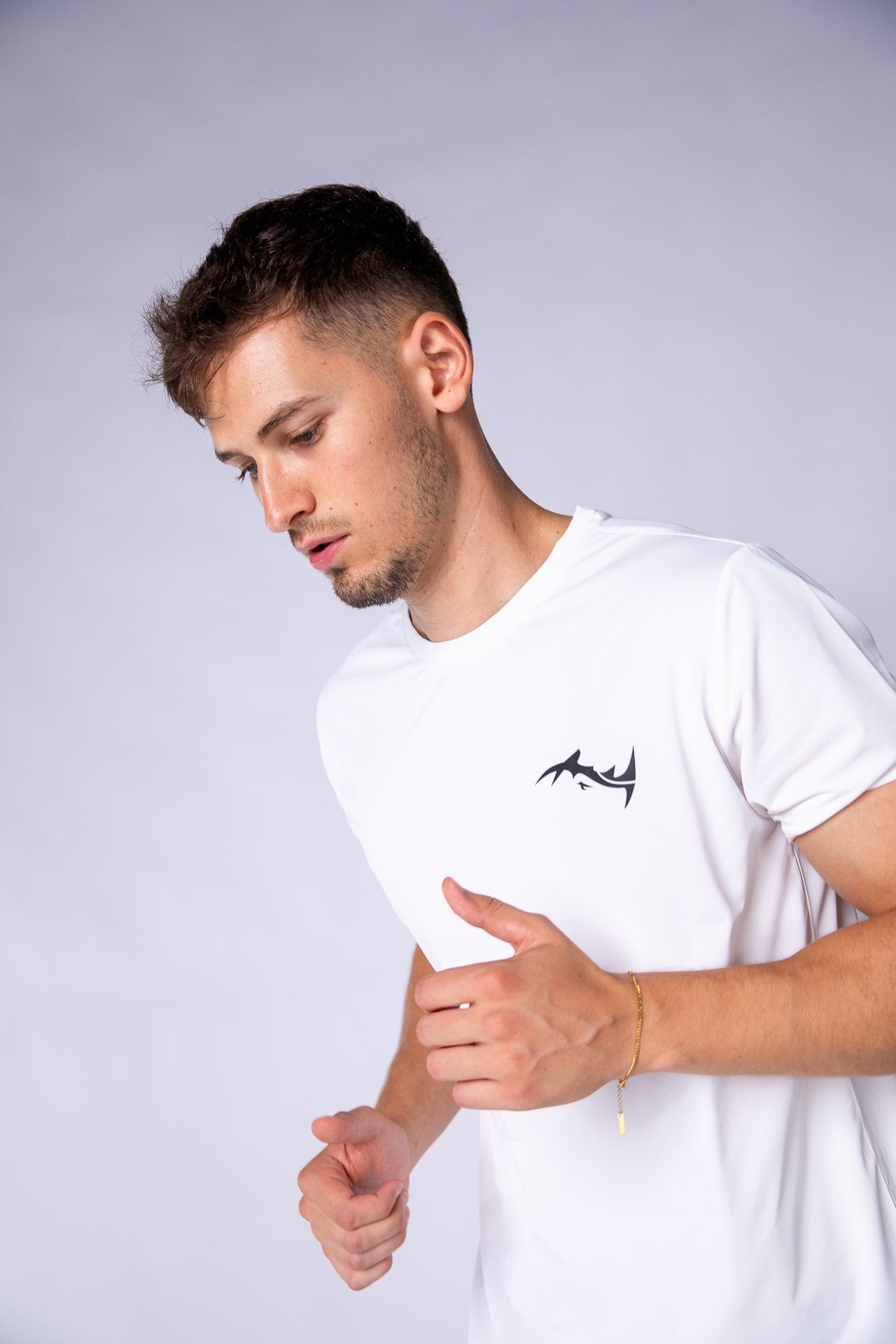 Major Mindset Running Shirt, funktionales Sport-T-Shirt, weiß, seitlich, joggendes Model