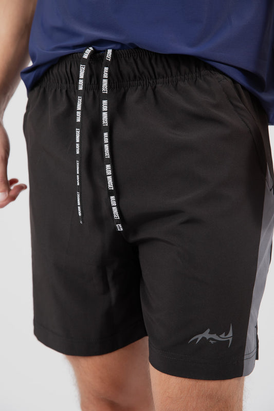 Major Mindset Shorts in Schwarz frontal getragen von Model