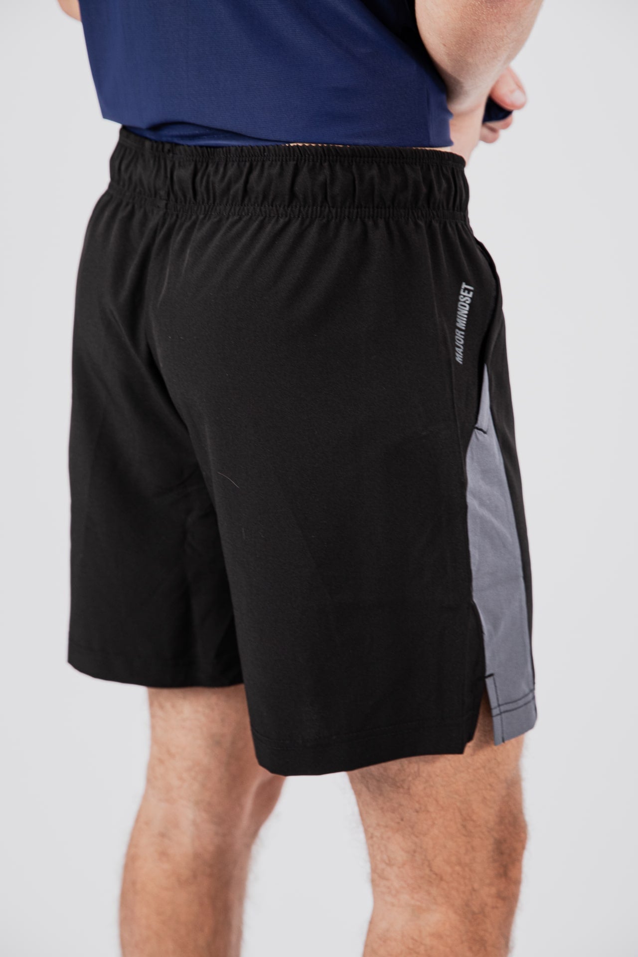Major Mindset Shorts für Herren in Schwarz von hinten getragen von Model 