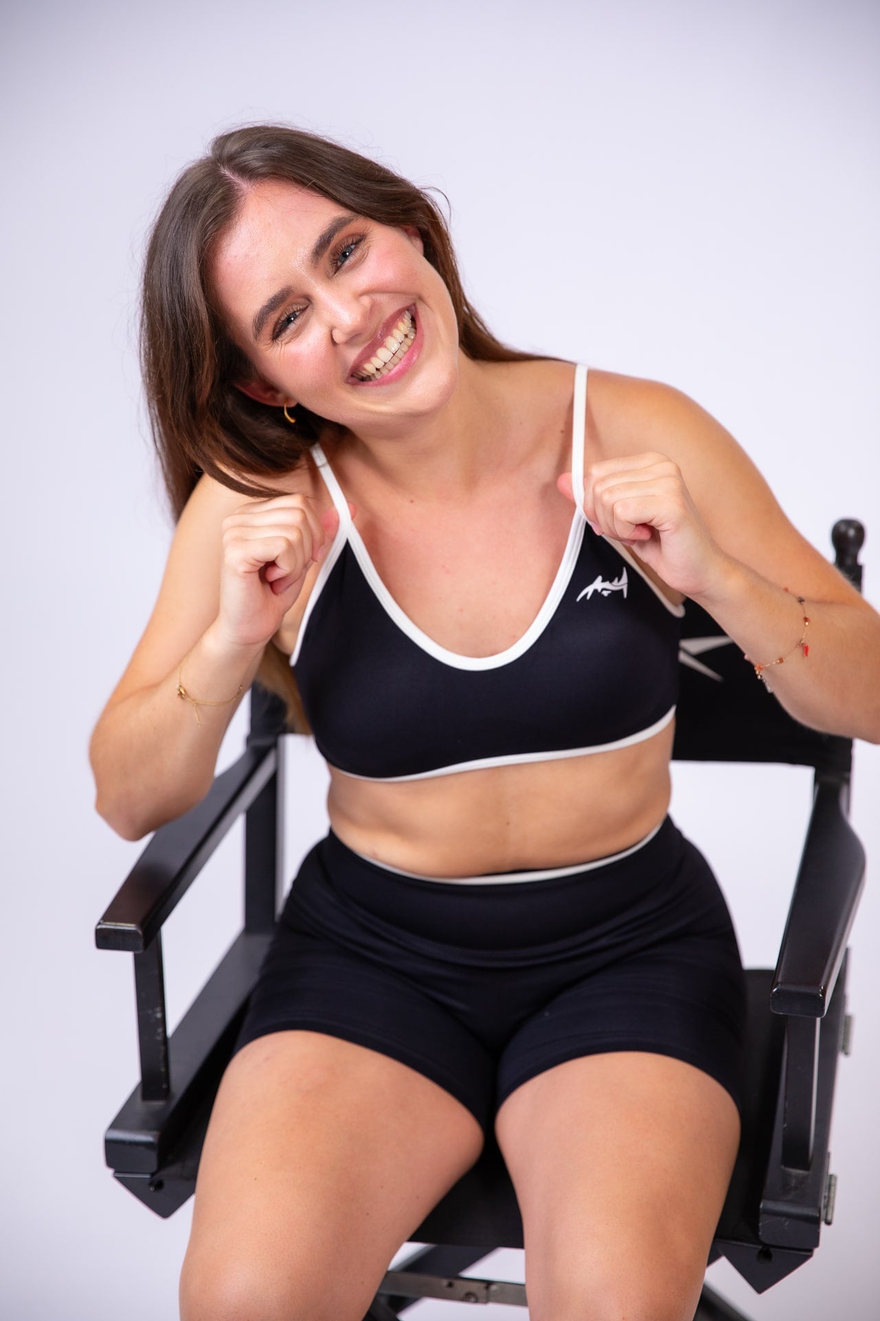 Major Mindset Heritage Set schwarz, Sport-BH und Shorts, frontal, sitzendes Model